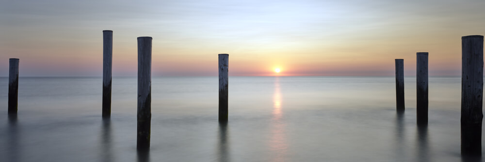 Fotobehang met Houten Paalhoofden Fotobehang met Houten Paalhoofden
