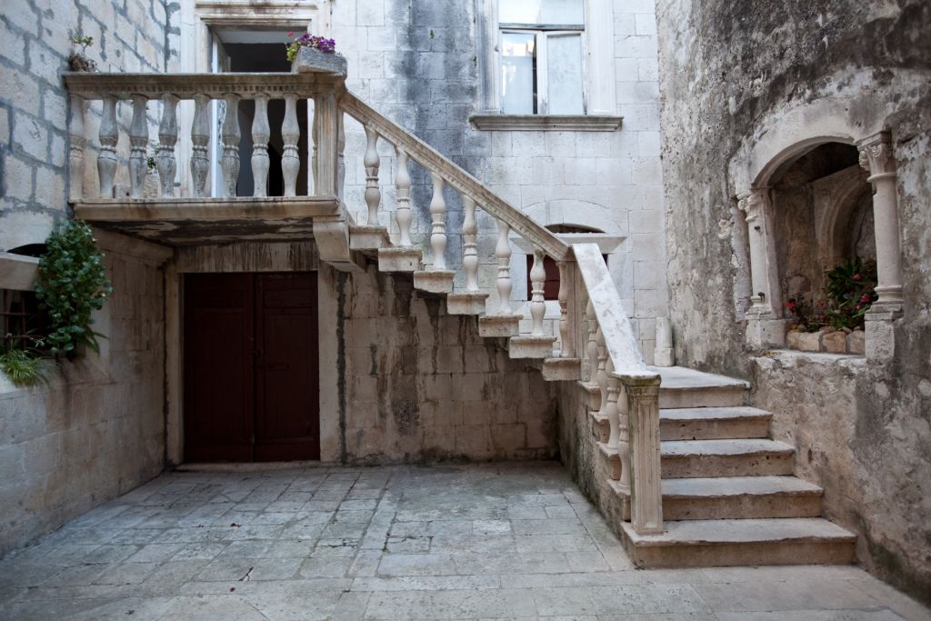 Traptredes in de oude stad Korƒçula