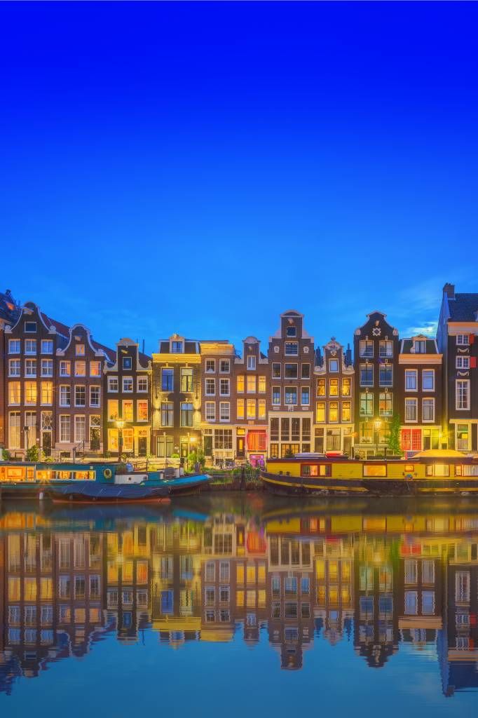Amsterdamse gracht bij avond