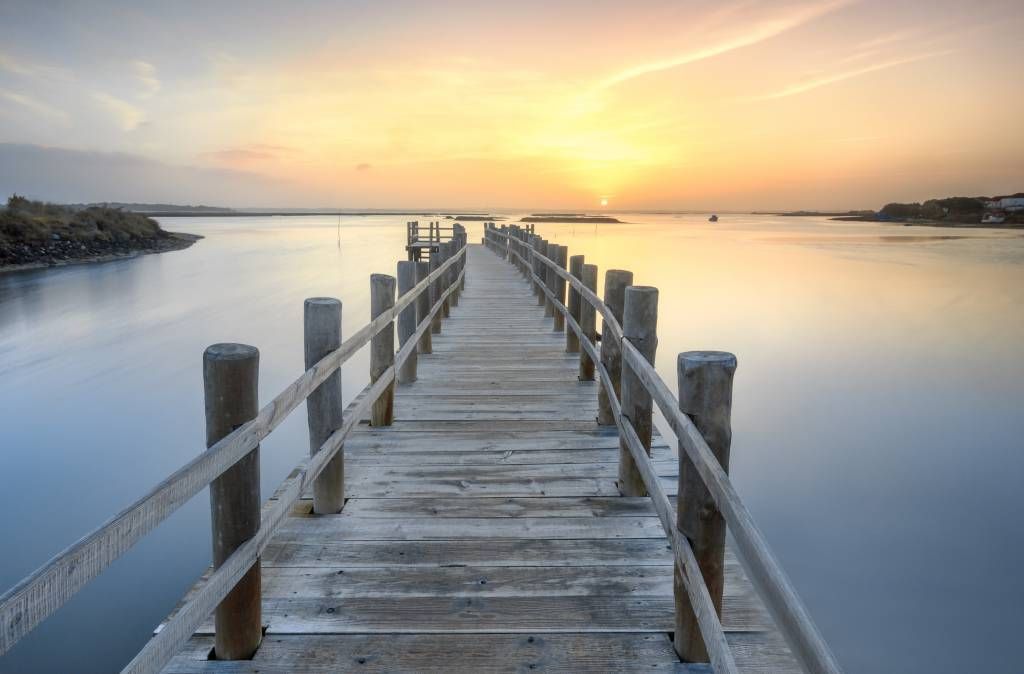 Houten steiger bij zonsondergang