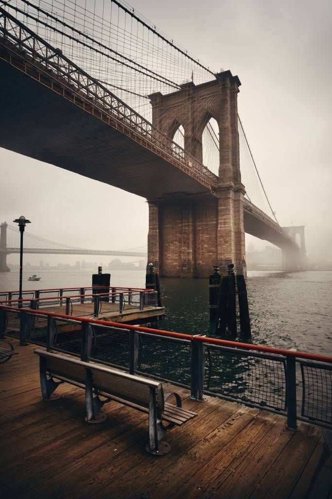 Brug door de mist