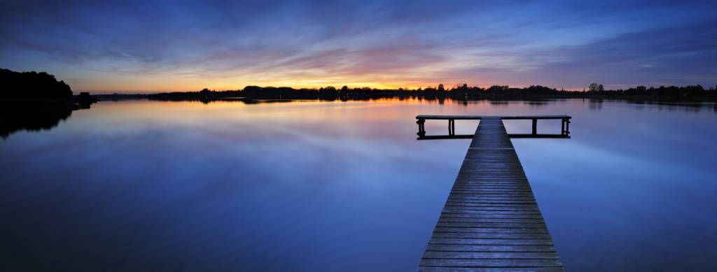 Steiger met donkerblauwe lucht