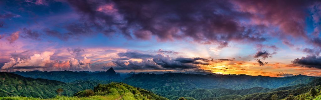 Zonsondergang over een berg
