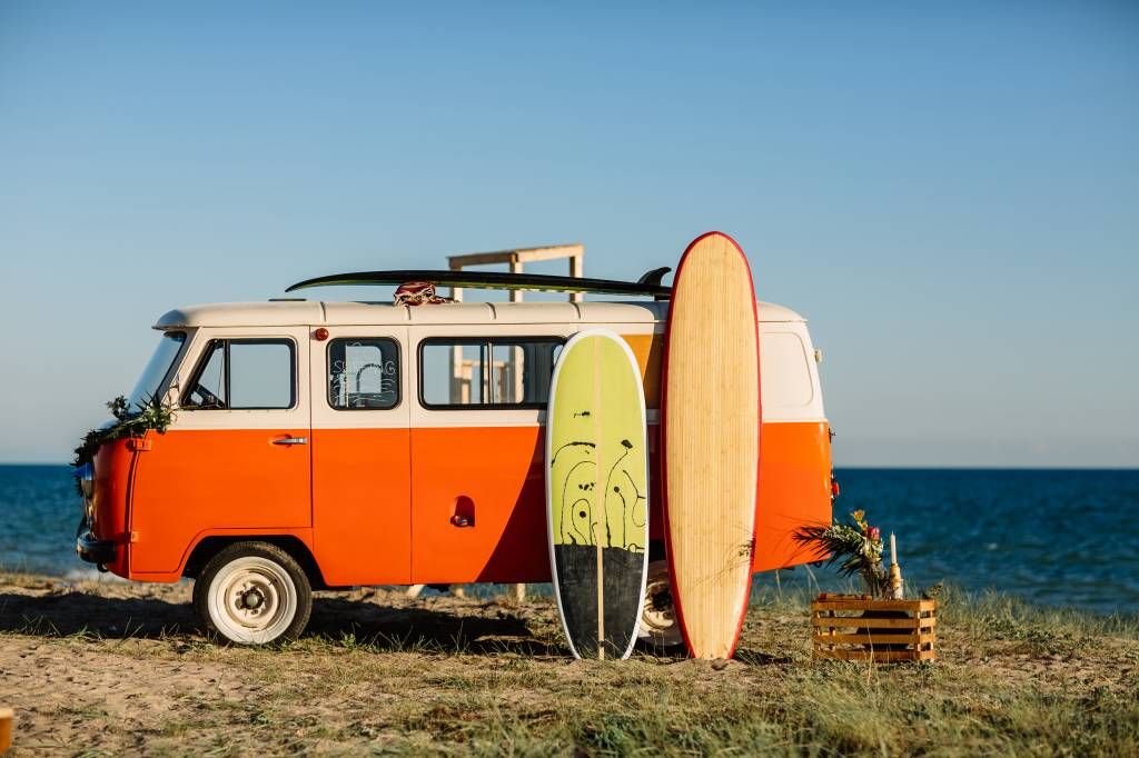 Bus met surfplank