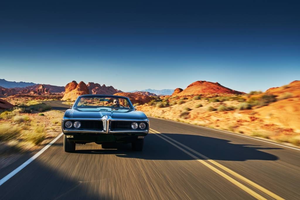 Muscle car in een Amerikaans landschap