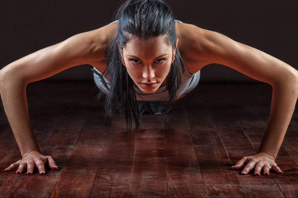 Vrouw die push-ups doet