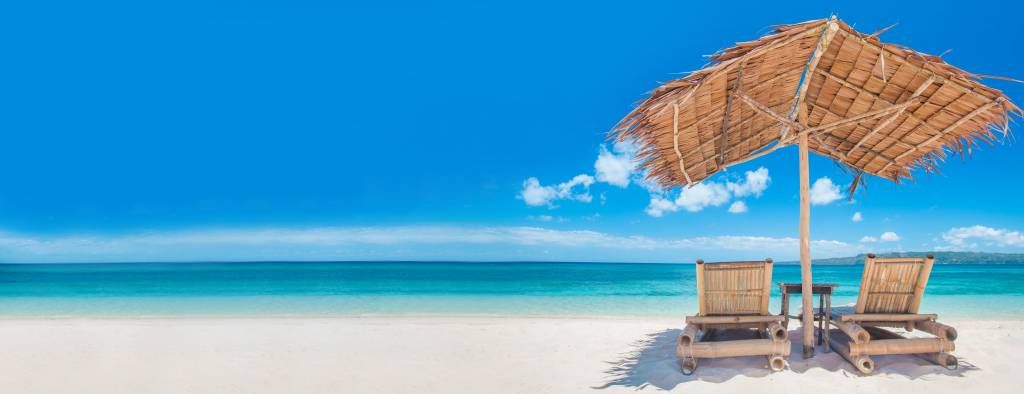 Ligstoelen op het strand