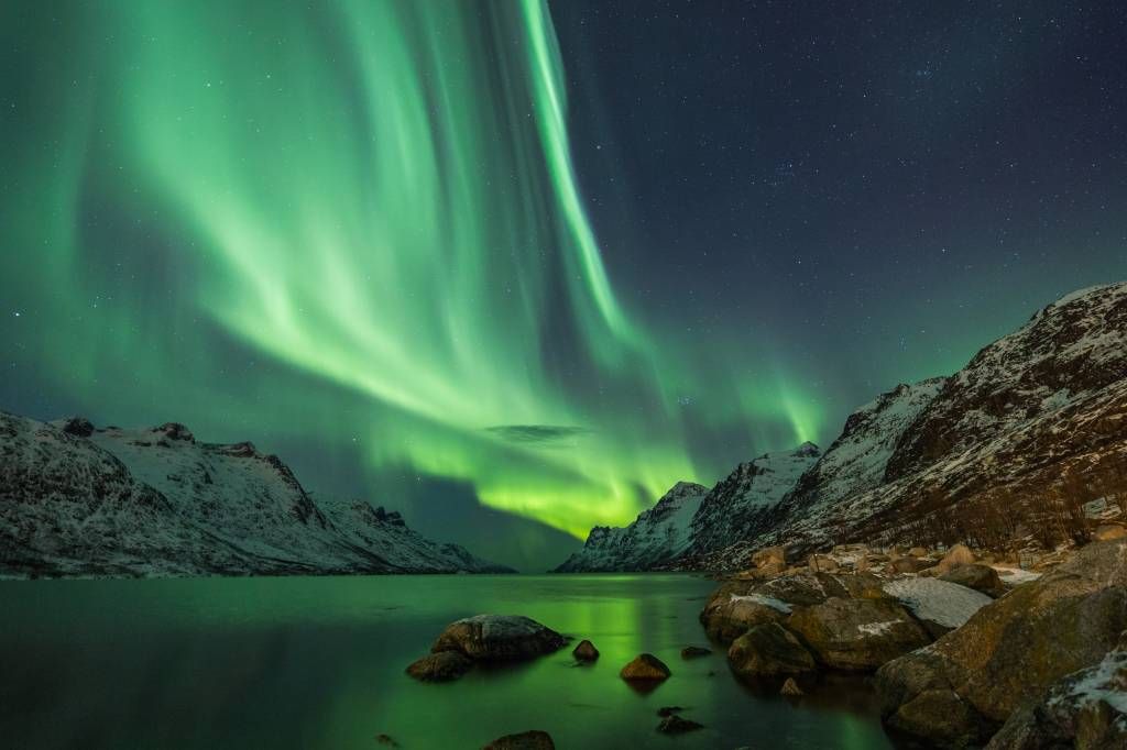 Noorderlicht tussen twee fjorden