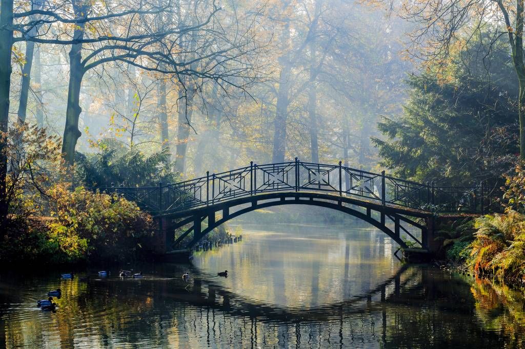 Oude brug in de herfst