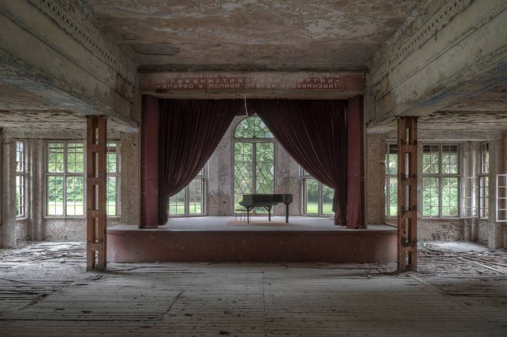 Piano in oud sanatorium