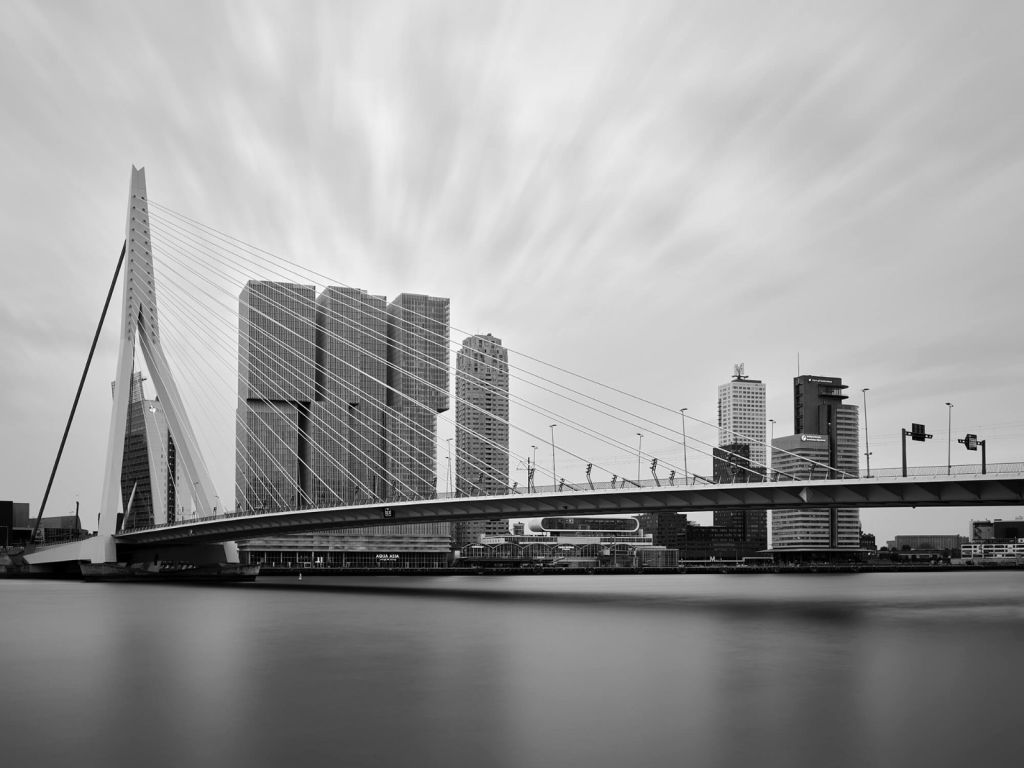 Erasmusbrug zwart wit 