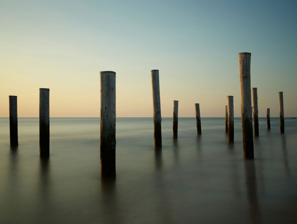 Houten strandpalen