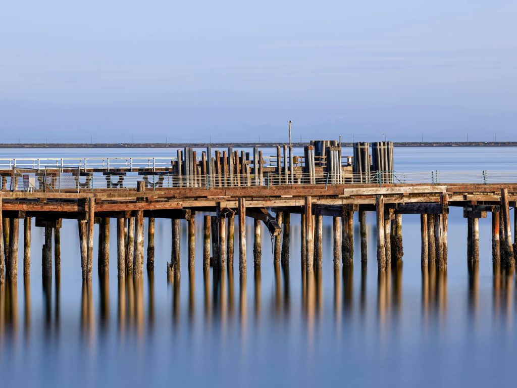 Steiger op houten palen 