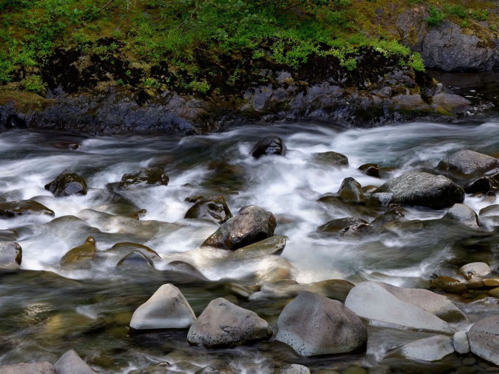 Rivier met rotsblokken 