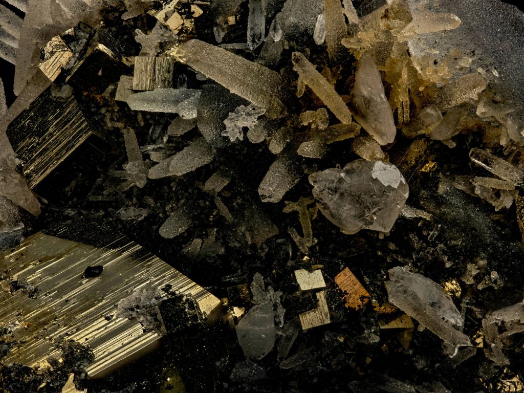Minerale steen met gouden accenten
