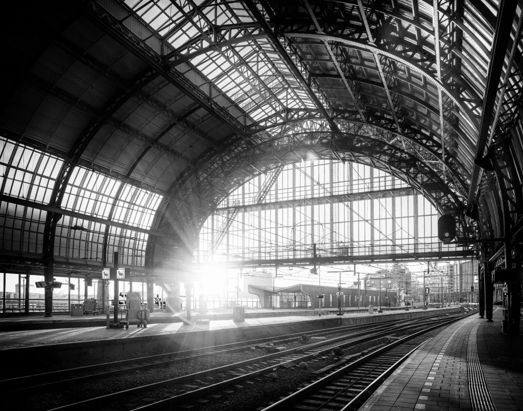 Zonsopgang op een station in zwart wit