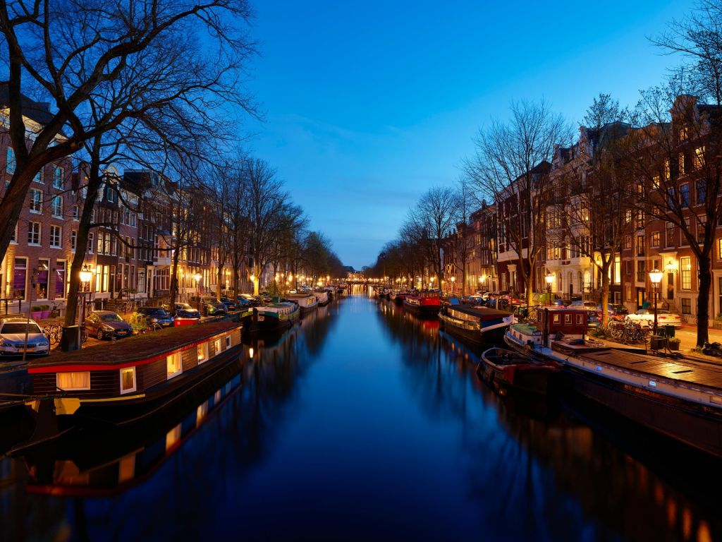 Woonboten langs verlichte gracht