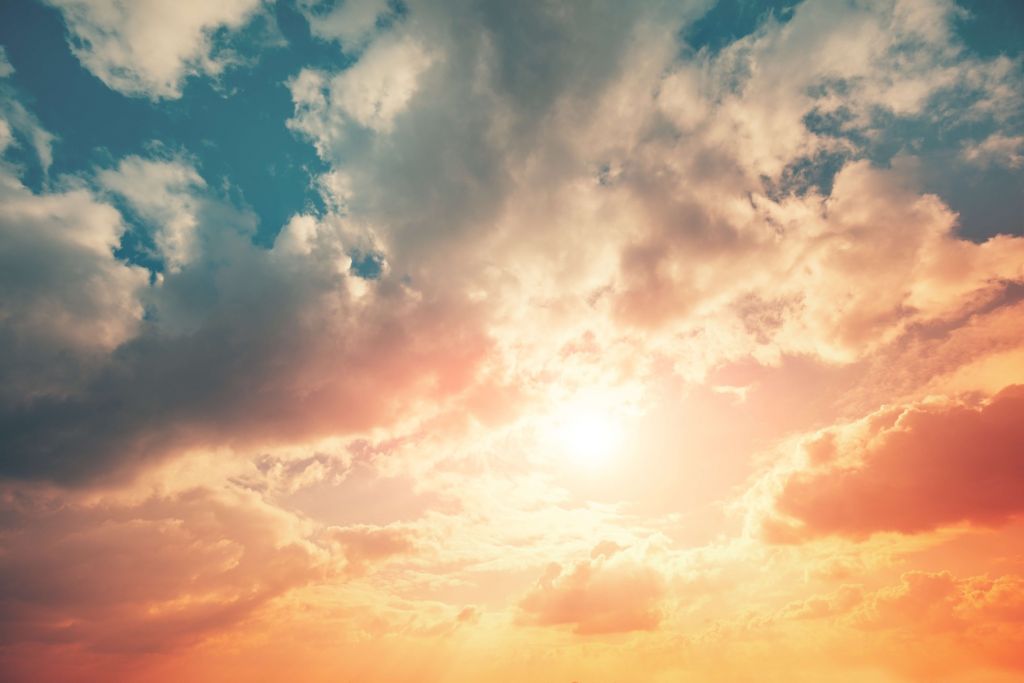 Gekleurde lucht met wolken