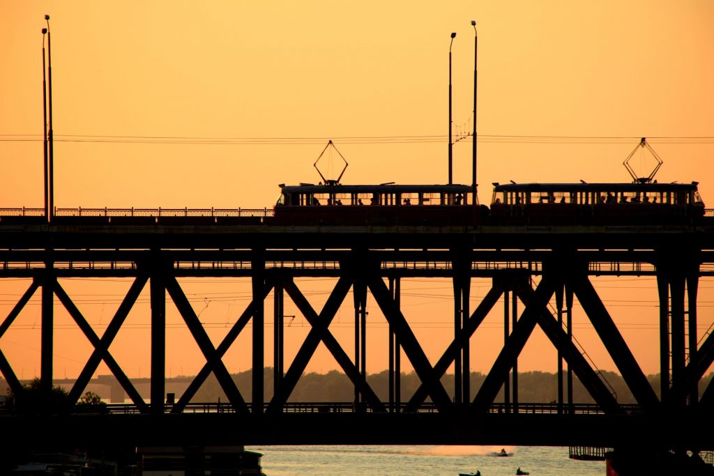 Silhouet van een tram