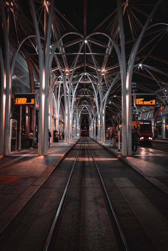 Tramstation bij nacht