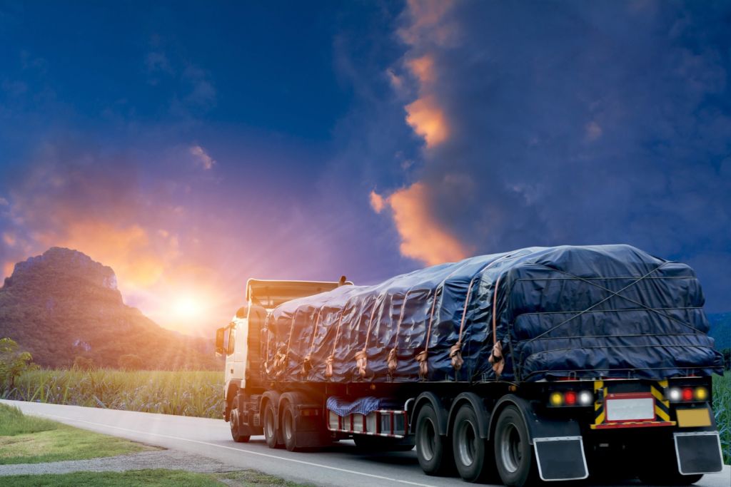 Vrachtwagen met zonsondergang