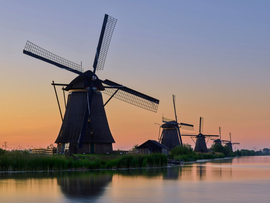 Molens bij zonsopkomst