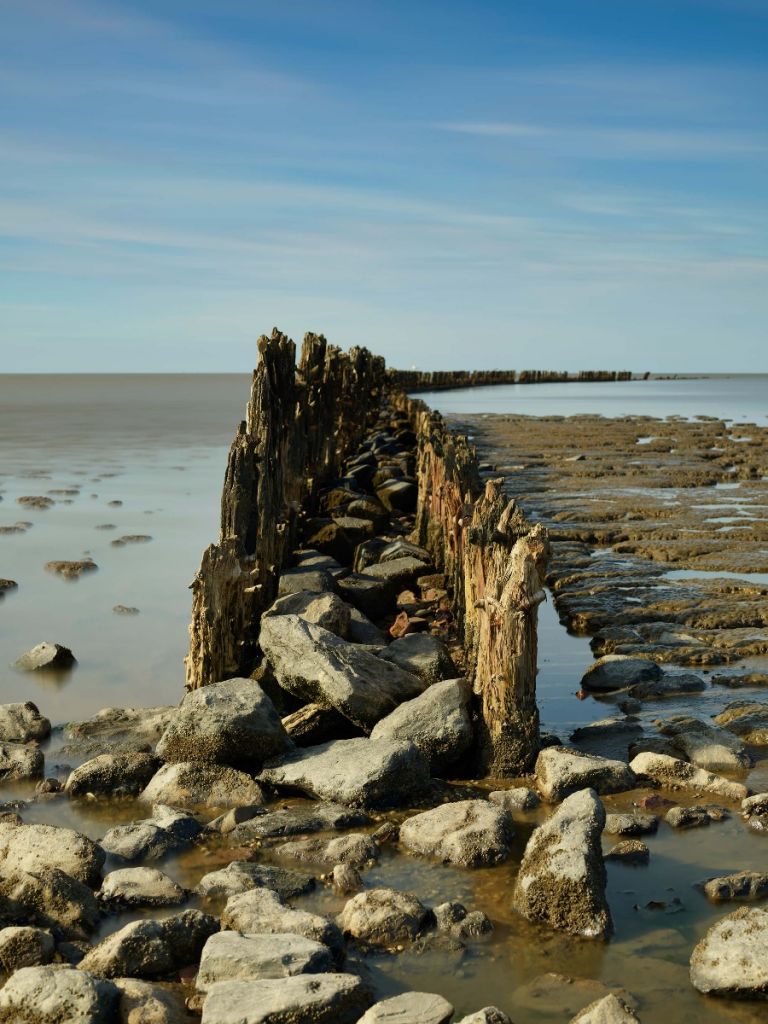 Golfbreker van hout en steen