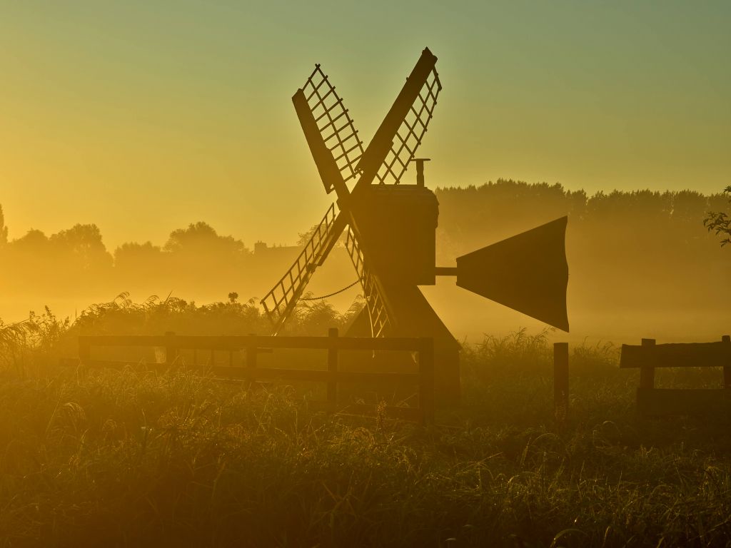 Weidemolen bij zonsopkomst