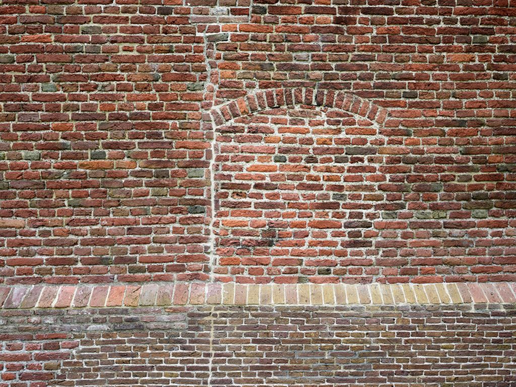 Oude gescheurde muur