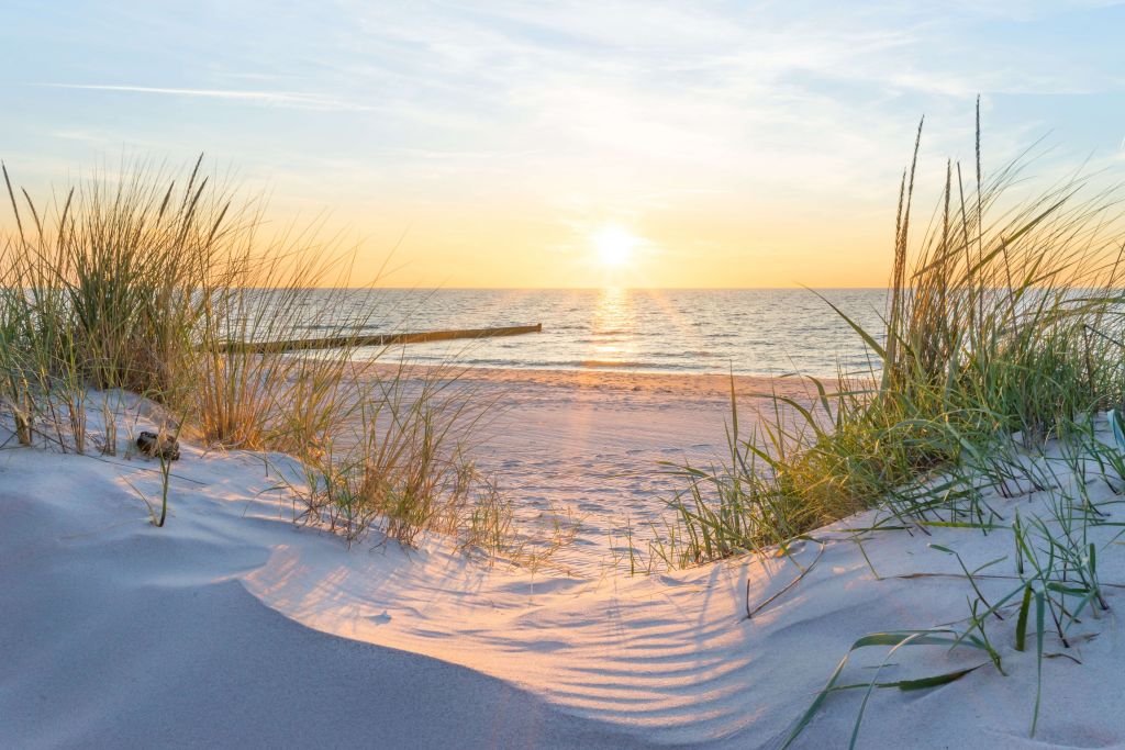 Duinstrand met zonsondergang