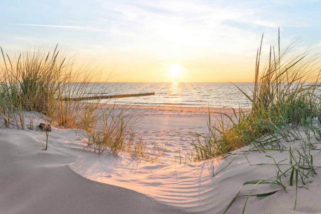 Duinstrand met zonsondergang