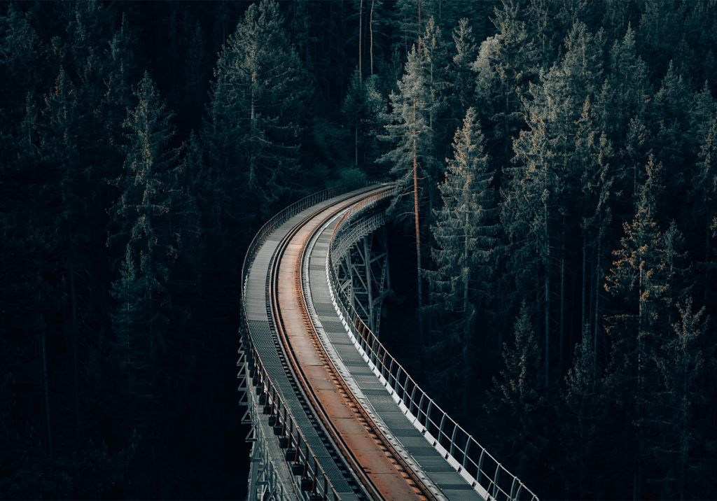 Een oude verlaten spoorweg