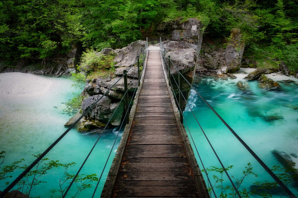 Brug over prachtig blauwe rivier