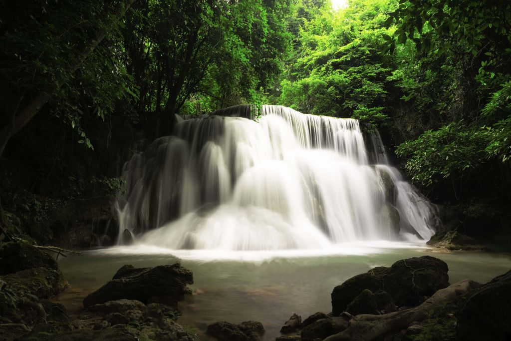 Mooie waterval met zonlicht
