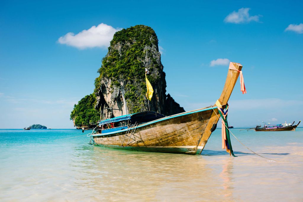 Boot op Aziatisch strand