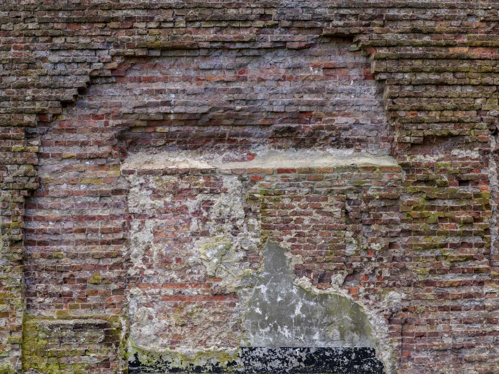 Oude afgebrokkelde muur