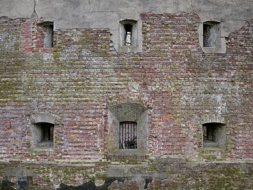 Gerestaureerde bakstenen muur