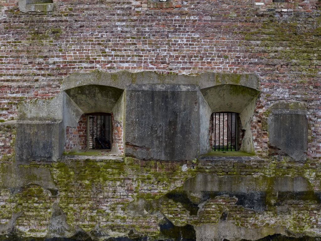 Verweerde muur met 2 nissen