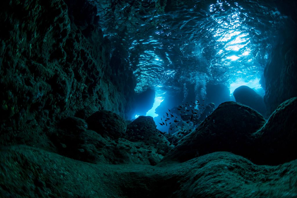 Zonnestralen in onderwater grot