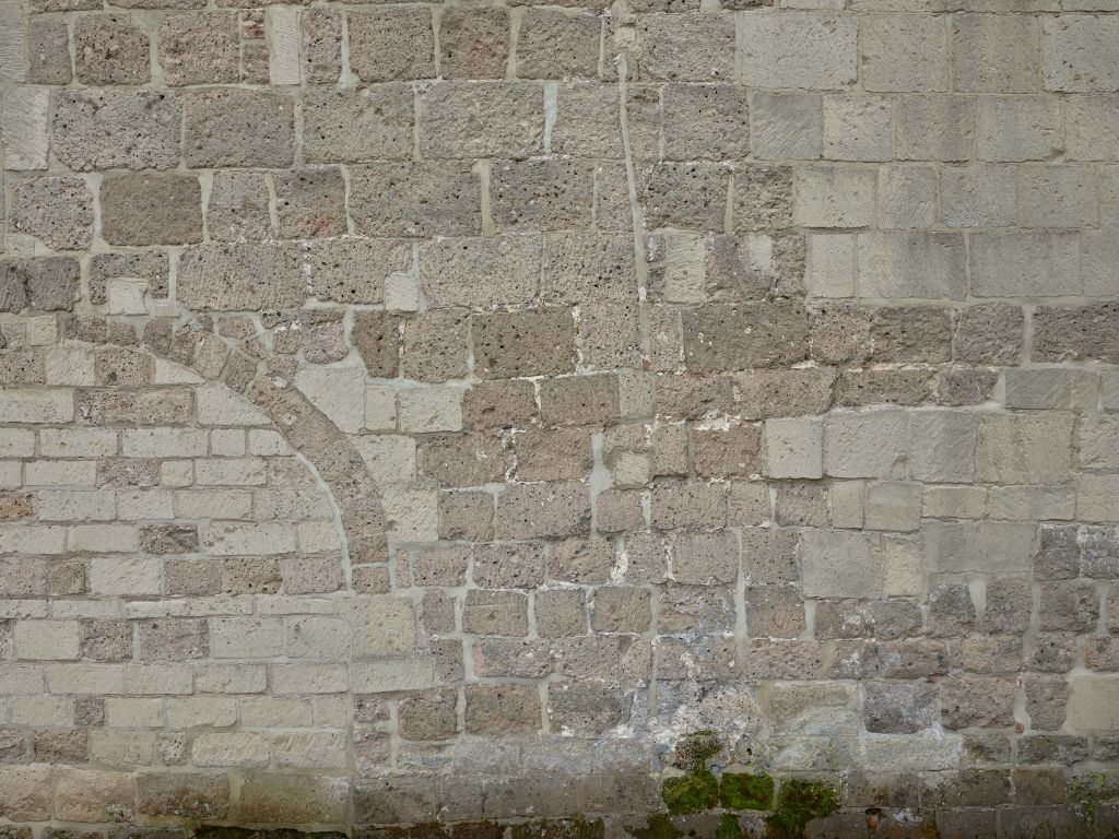 Een oude gerestaureerde muur