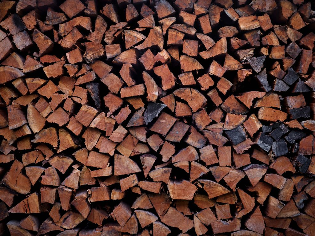 Gekloofd en gestapeld hout