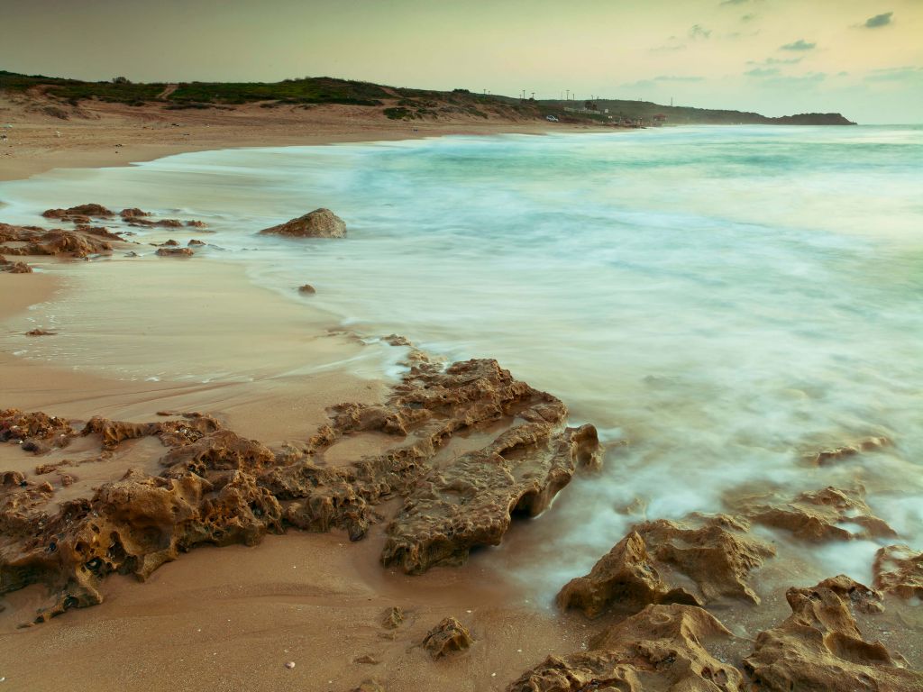 Rustig strand met rotsen