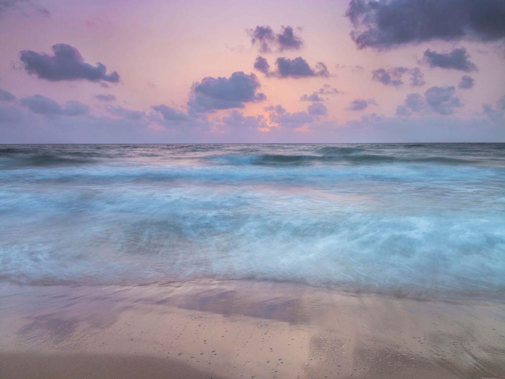 Kleurrijke zonsondergang bij het strand