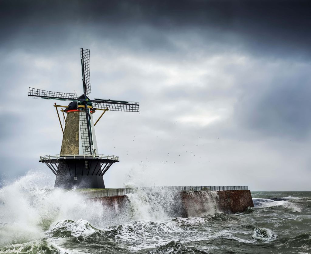 Molen met storm golven