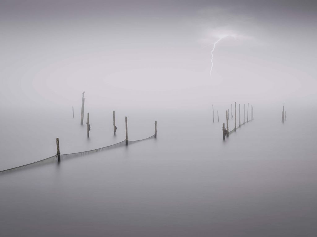 Visnetten met mist en onweer