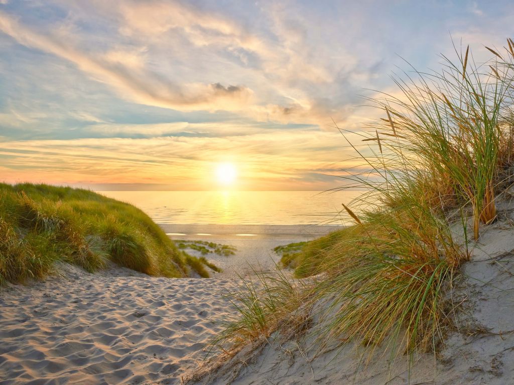 Zonsondergang aan duinstrand