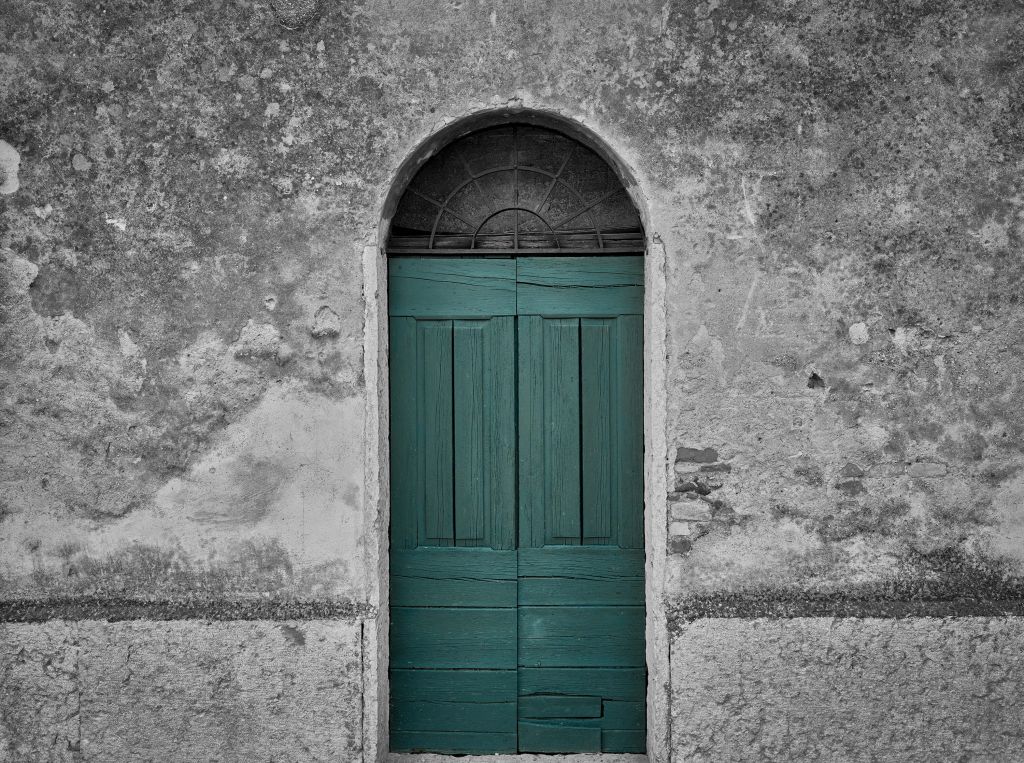 Groene deur in oude muur