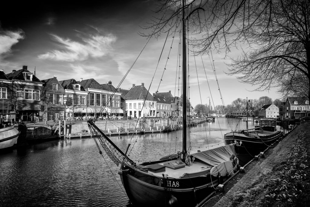 Historische vrachtschepen aangemeerd in Dokkum Friesland 
