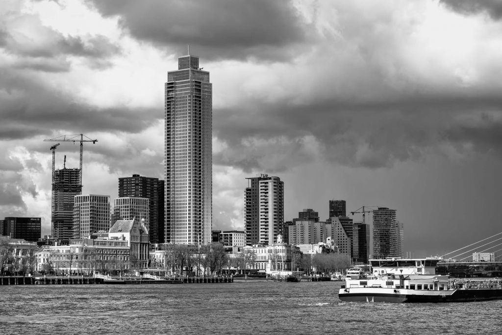 Skyline Rotterdam (Westerkade) vanaf Katendrecht (zwart wit) 