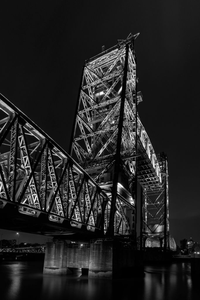 Voormalige spoorbrug De Hef in Rotterdam in zwart wit 